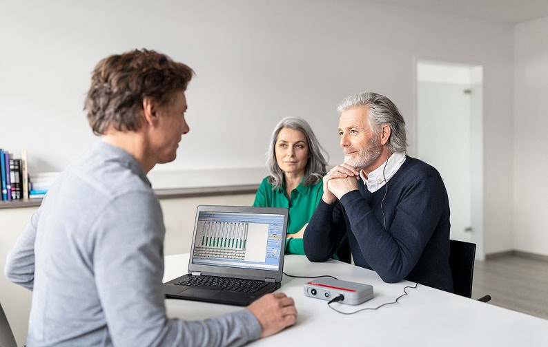 Cochlea-Implantat-Nutzer bei einer Untersuchung beim Audiologen