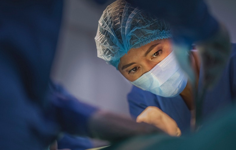 Chirurgin bei einer OP