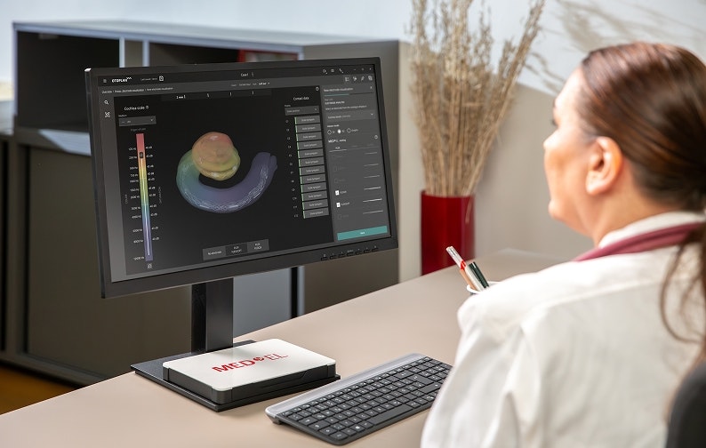 Ärztin arbeitet mit dem digitalen Planungstool OTOPLAN