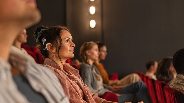 CI Nutzerin sieht sich einen Film im Kino an